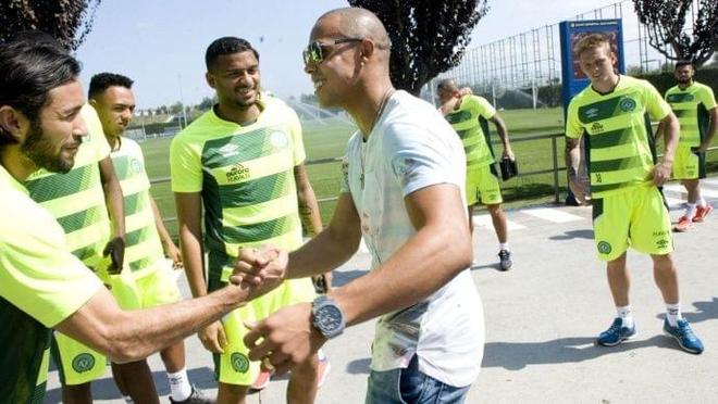 据内部人士 据内部人士