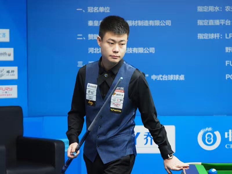 游泳队的两 游泳队的两